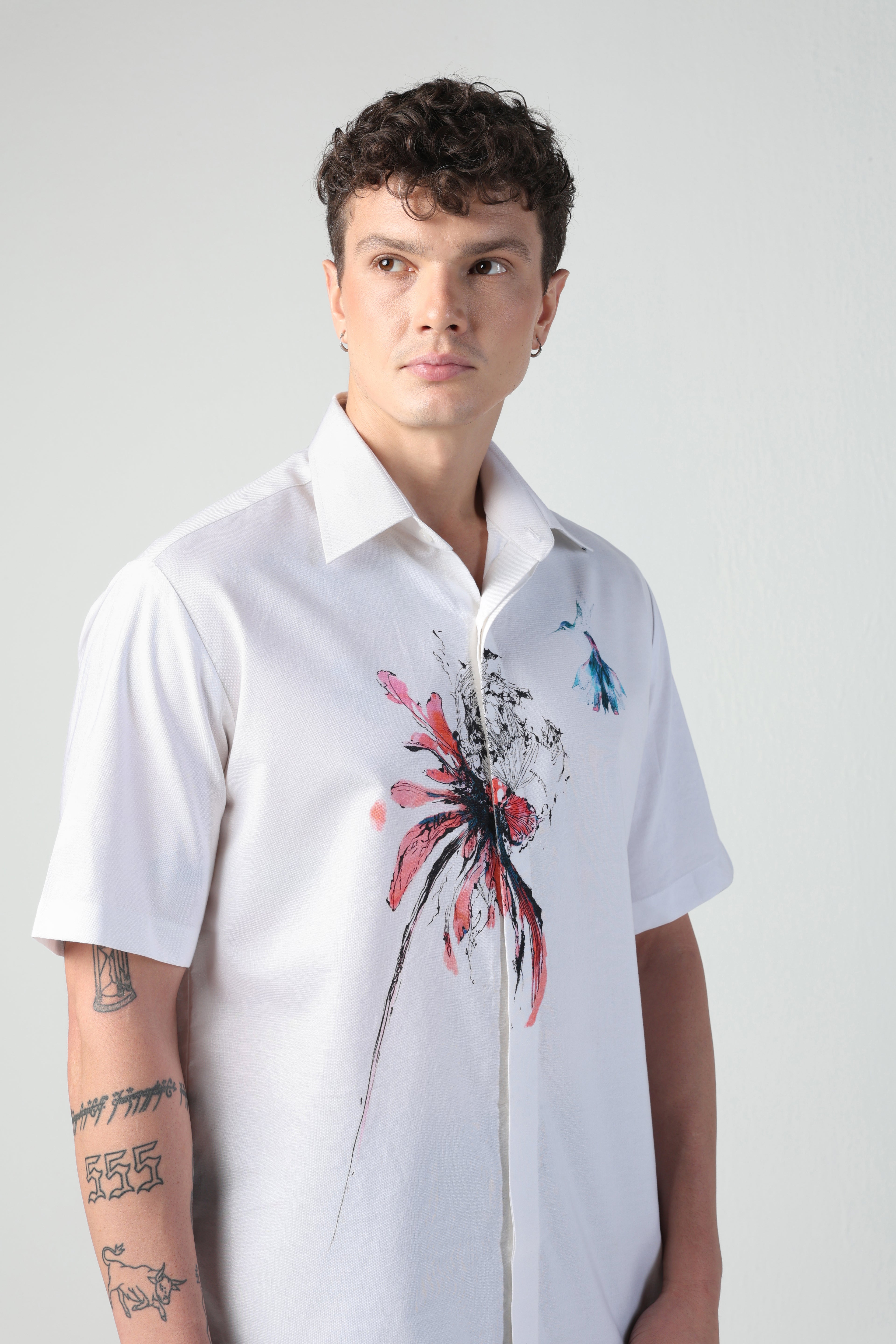 ORESTE WHITE ABSTRACT FLORAL ARTWORK WITH BIRD PRINTED SHORT SLEEVE SHIRT